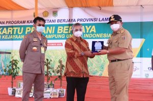 Menteri Pertanian dan Gubernur Lampung Panen Padi di Lampung Tengah