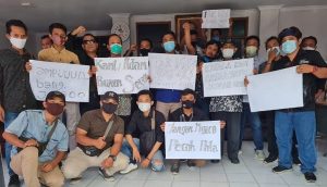 Puluhan Wartawan Gelar Aksi Bungkam di Pemkot Bandar Lampung