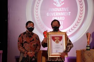 Mendagri Beri Pengahargaan Inovative Giverment Award 2020