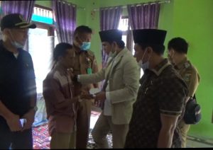 Tiga Anggota Komisi III DPRD Tanggamus Jenguk Siti Aisah