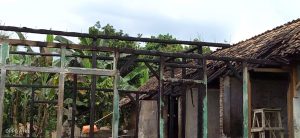 Sebuah Rumah Terbakar Akibat Korsleting Listrik di Desa Wiyono Pesawaran