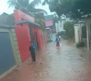 Banjir di Kelurahan Langkapura Baru menghanyutkan seorang anak kecil