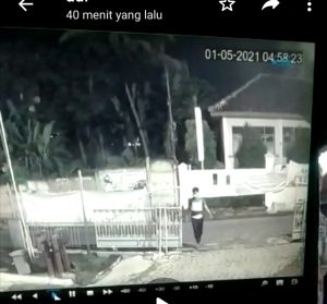 Pelaku Pencurian (Sumber CCTV Masjid Husnul Khatimah Kemiling)