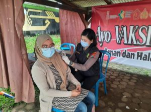 Sambut Ultah Bhayangkara Ke-75 Polres Lamut bersama Dinkes Gelar Vaksinasi Massal
